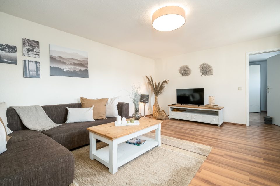 Wohnbereich der Ferienwohnung Ben mit ruhigem Innenhof-Blick in Mirow