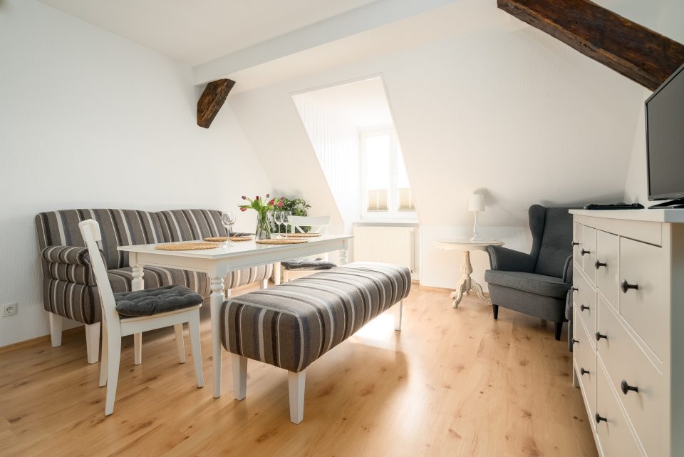 Ferienwohnung Lucie — helles Zimmer mit Blick auf den Müritz-See