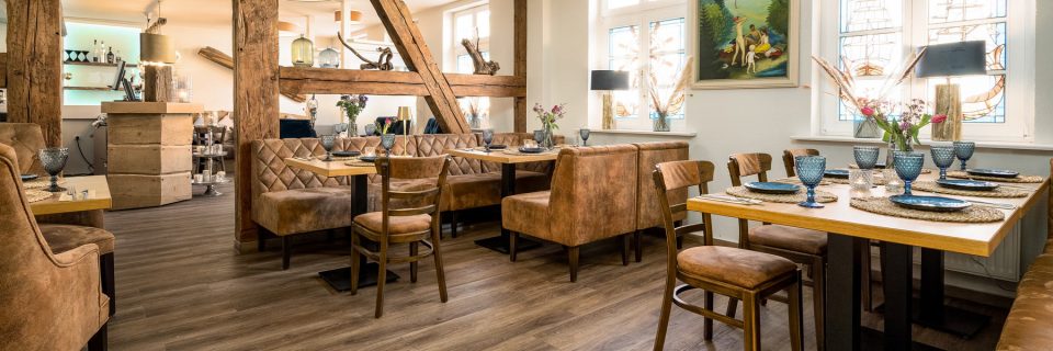 Innenraum des Restaurants Blaue Maus — gedeckte Tische und Atmosphäre